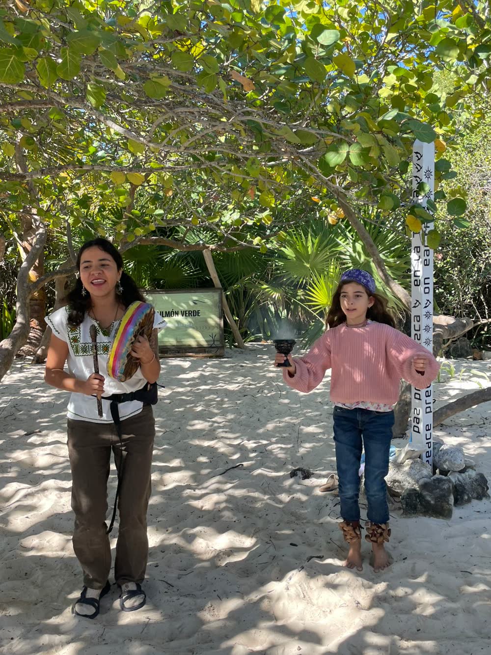 Danza ancestral: maestra y alumna practicando al aire libre