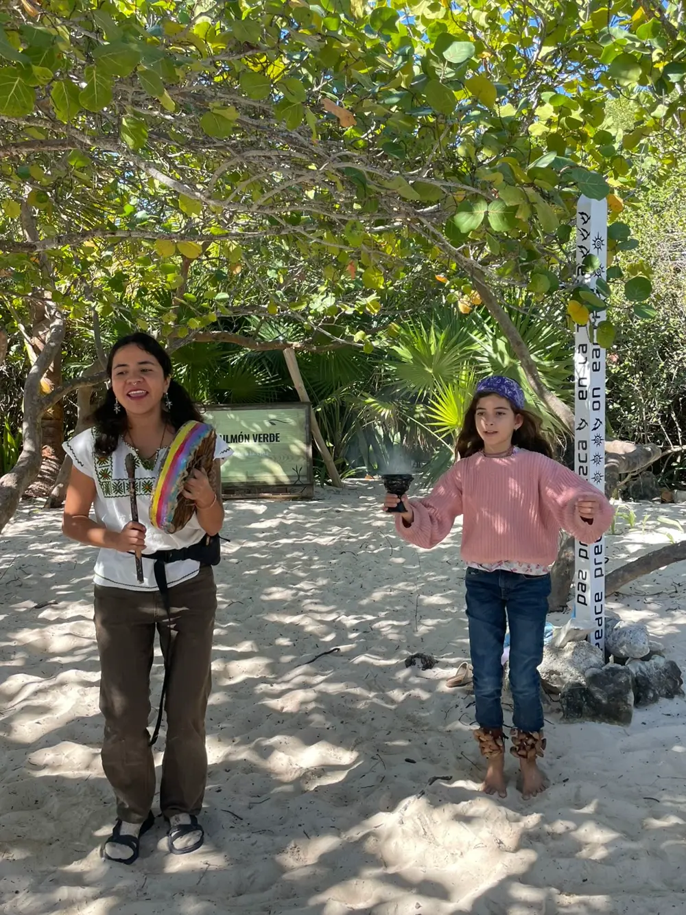 Práctica de danza ancestral con tambor y sonaja al aire libre