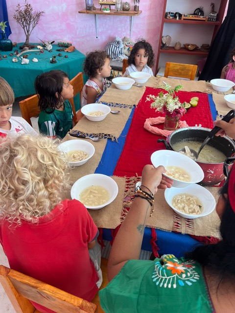 Mesa puesta con sopa en el jardín de niños