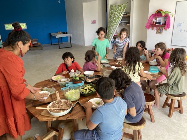 Niños de primaria comiendo juntos