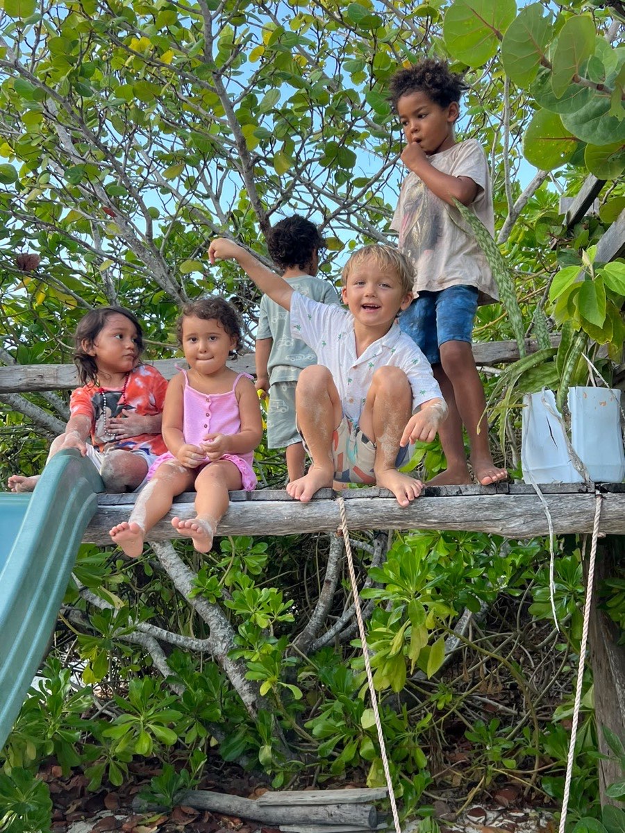 Niños felices en la casa del árbol