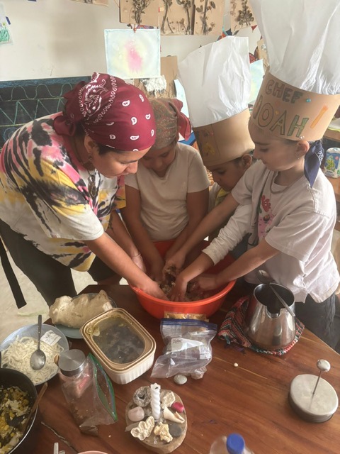 Niños preparando tamales