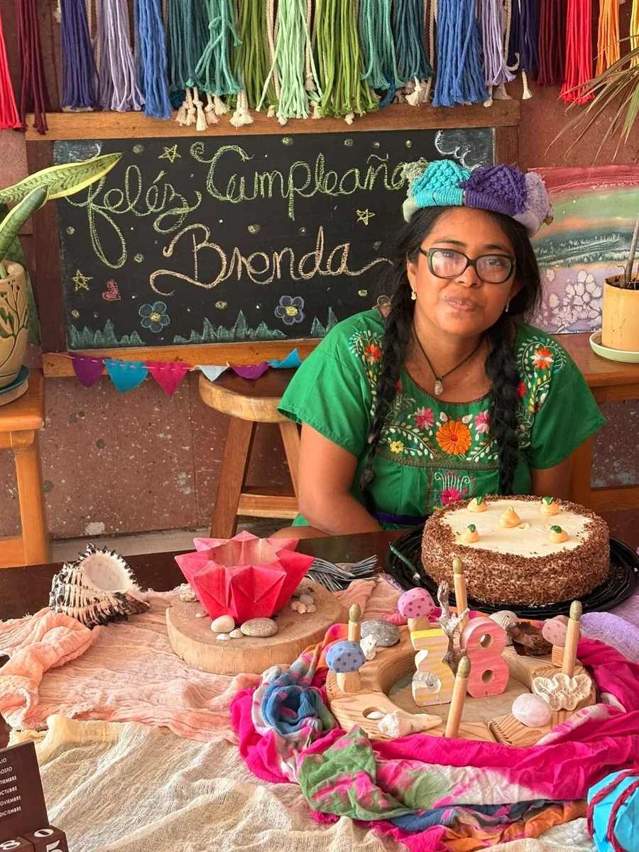 Brenda durante su celebración de cumpleaños en el aula