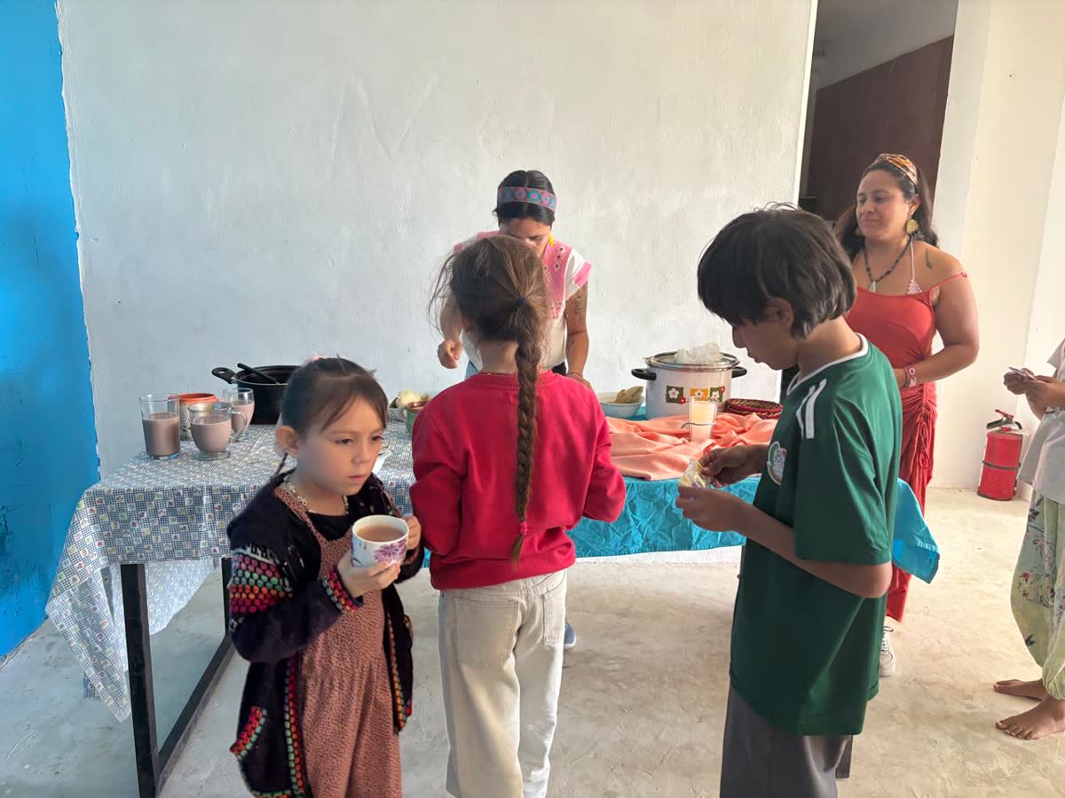 Maestra con ninos