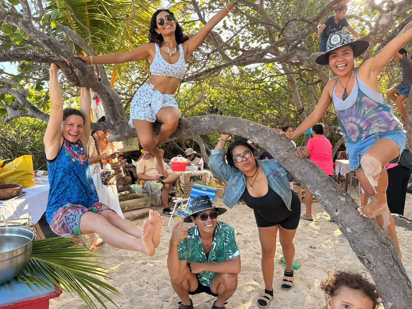 Foto grupal del equipo de Yoolo'ob junto a un árbol