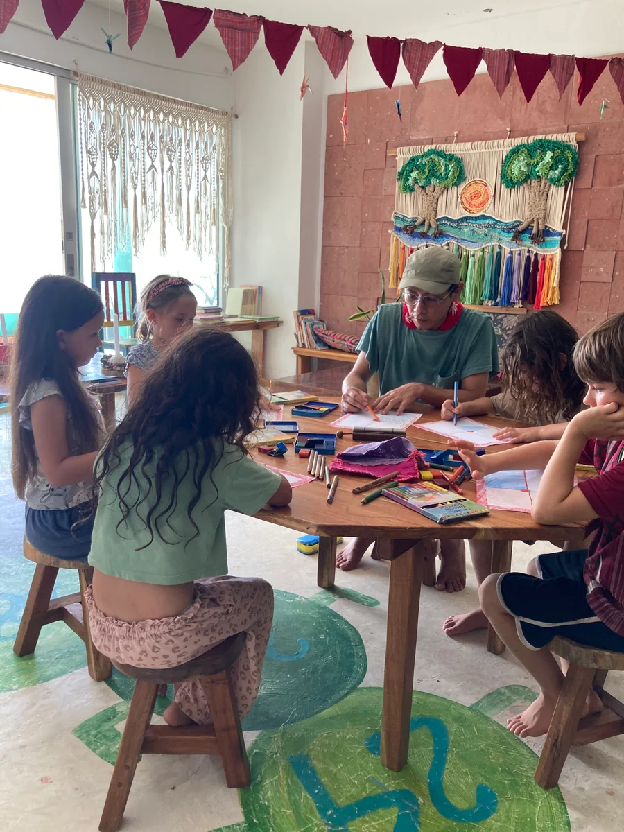 Rulo dibujando con los niños en el aula