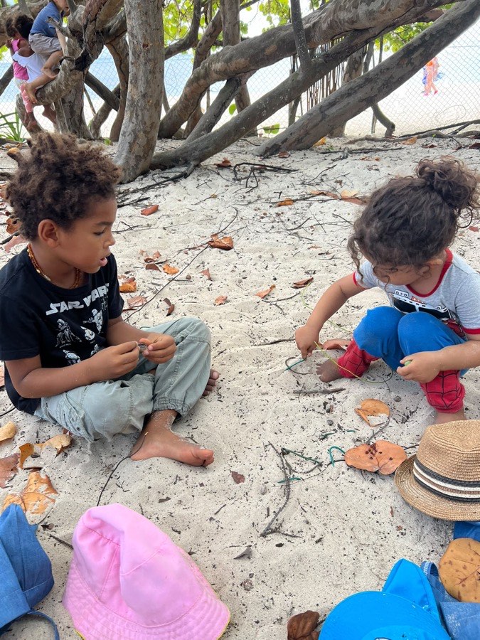 Niños jugando en la arena junto al mar