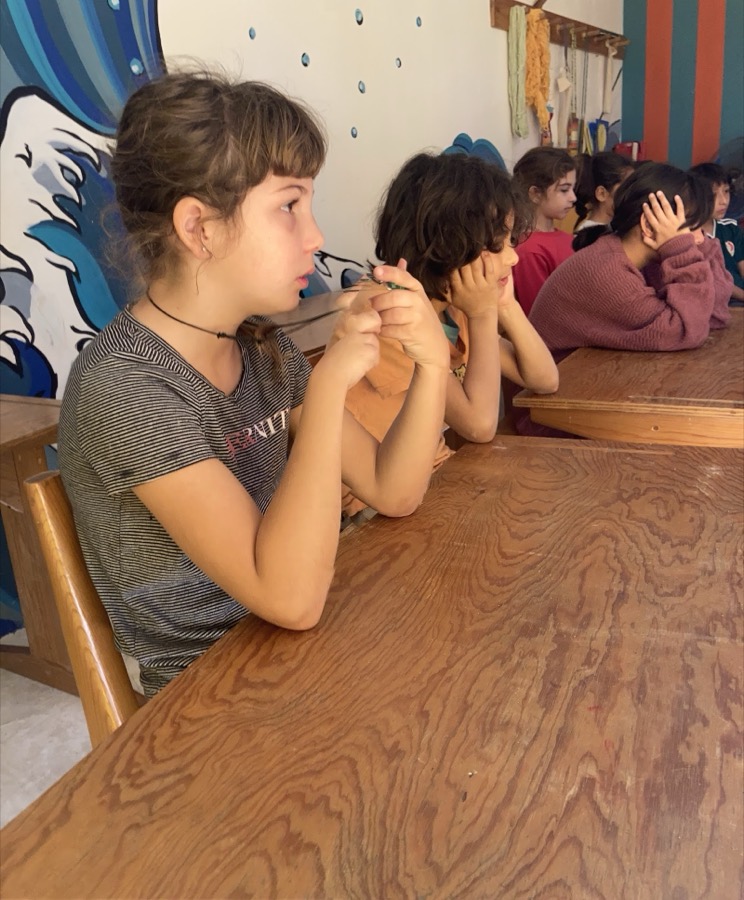 Niños escuchando atentos un cuento