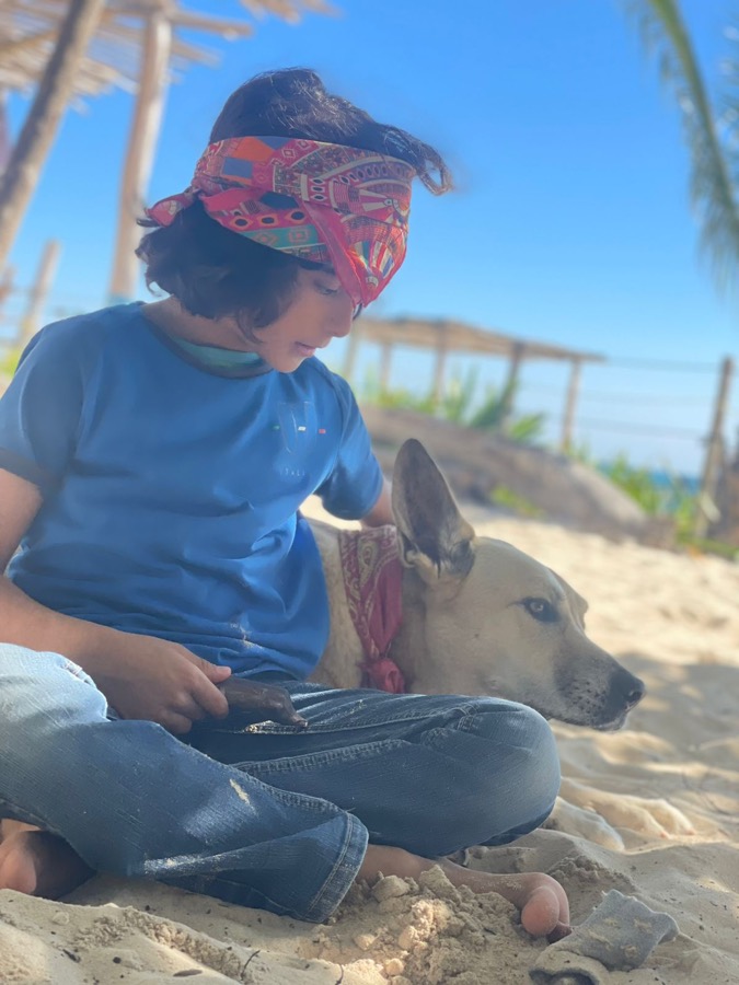 Niño con un perro en la playa