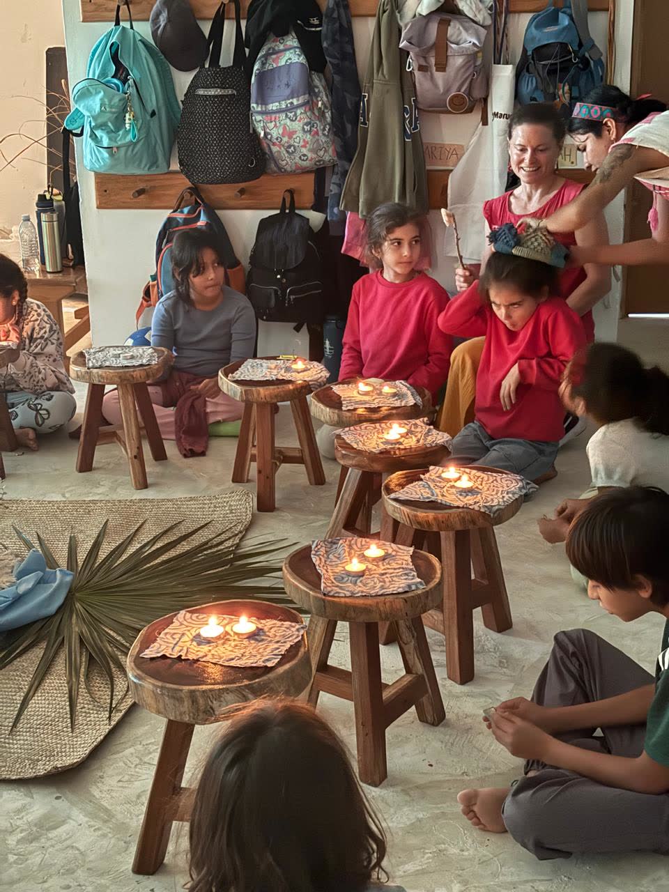 Ninos en circulo con velas